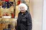 Amsterdam 22 mei 2018
Marjan Berk met bwandelstok op de pc hooftstraat.