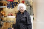 Amsterdam 22 mei 2018
Marjan Berk met bwandelstok op de pc hooftstraat.