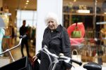 Amsterdam 22 mei 2018
Marjan Berk met bwandelstok op de pc hooftstraat.