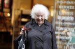 Amsterdam 22 mei 2018
Marjan Berk met bwandelstok op de pc hooftstraat.