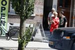 Amsterdam 6 juni 2018
Martin Garrix aan het winkelen met zijn vader en moeder (ouders)