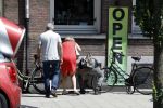 Amsterdam 6 juni 2018
Martin Garrix aan het winkelen met zijn vader en moeder (ouders)