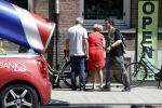 Amsterdam 6 juni 2018
Martin Garrix aan het winkelen met zijn vader en moeder (ouders)