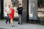 Amsterdam 6 juni 2018
Martin Garrix aan het winkelen met zijn vader en moeder (ouders)