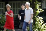 Amsterdam 6 juni 2018
Martin Garrix aan het winkelen met zijn vader en moeder (ouders)