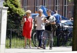 Amsterdam 6 juni 2018
Martin Garrix aan het winkelen met zijn vader en moeder (ouders)