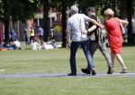Amsterdam 6 juni 2018
Martin Garrix aan het winkelen met zijn vader en moeder (ouders)