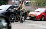 Amsterdam 23 mei 2018
Mike Libanon met blote voeten op de fiets.
