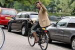 Amsterdam 23 mei 2018
Mike Libanon met blote voeten op de fiets.
