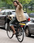 Amsterdam 23 mei 2018
Mike Libanon met blote voeten op de fiets.