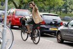 Amsterdam 23 mei 2018
Mike Libanon met blote voeten op de fiets.