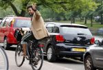 Amsterdam 23 mei 2018
Mike Libanon met blote voeten op de fiets.