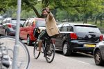 Amsterdam 23 mei 2018
Mike Libanon met blote voeten op de fiets.