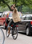 Amsterdam 23 mei 2018
Mike Libanon met blote voeten op de fiets.