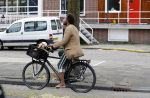 Amsterdam 23 mei 2018
Mike Libanon met blote voeten op de fiets.