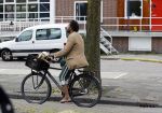 Amsterdam 23 mei 2018
Mike Libanon met blote voeten op de fiets.