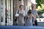 Maarssen  7 mei 2018
Noortje Herelaar (zwanger ) en Barry Atsma met zijn kinderen bij verloskundige