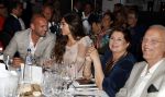 Utrecht 2 juni 2018
Gala van Wesley Sneijder in Hoptel v d Valk. Wesley kreeg een belangrijke onderscheiding van de gemeente Utrecht buit bhanden van Burgemeester Jan v Zanen. Yolanthe Sneijder Cabau v Kasbergen feliciteerde hem.