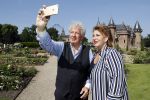 Haarzuilens 6 juni 2018
Opening expositie in kasteel de haar met oa Rene Mioch Annewil Blankers Renee Soutendijk en Willeke v Ammelrooij. Willibrord Frequin met vriendin