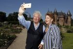 Haarzuilens 6 juni 2018
Opening expositie in kasteel de haar met oa Rene Mioch Annewil Blankers Renee Soutendijk en Willeke v Ammelrooij. Willibrord Frequin met vriendin