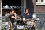 Amsterdam 23 mei 2018
Wim Kieft met vriendin op terras bij de coffeecompany.