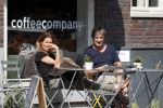 Amsterdam 23 mei 2018
Wim Kieft met vriendin op terras bij de coffeecompany.