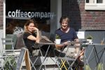 Amsterdam 23 mei 2018
Wim Kieft met vriendin op terras bij de coffeecompany.
