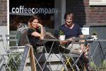 Amsterdam 23 mei 2018
Wim Kieft met vriendin op terras bij de coffeecompany.
