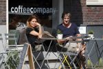 Amsterdam 23 mei 2018
Wim Kieft met vriendin op terras bij de coffeecompany.