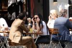 Amsterdam 23 mei 2019
Amanda Balk met haar (ex) man op terras in Amsterdam zuid.