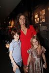 Amsterdam 29 mei 2019
10 jaar magazine Helden geporesnteerd bij Gassan Diamonds.
Frits en Barbara Barend praten met inge de Bruijn Ronald Koeman en Giovanni Bronkhorst. Barbara was er met partner en hun kinderen