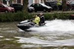 Amsterdam 28 mei 2019
Birgit Schuurman arriveert op een jetski bij cafe de waterkant om daar een gids van Liptonice uit te reiken aan eigenaar van de waterkant.