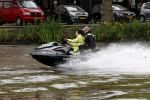 Amsterdam 28 mei 2019
Birgit Schuurman arriveert op een jetski bij cafe de waterkant om daar een gids van Liptonice uit te reiken aan eigenaar van de waterkant.