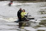 Amsterdam 28 mei 2019
Birgit Schuurman arriveert op een jetski bij cafe de waterkant om daar een gids van Liptonice uit te reiken aan eigenaar van de waterkant.