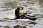 Amsterdam 28 mei 2019
Birgit Schuurman arriveert op een jetski bij cafe de waterkant om daar een gids van Liptonice uit te reiken aan eigenaar van de waterkant.