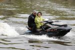 Amsterdam 28 mei 2019
Birgit Schuurman arriveert op een jetski bij cafe de waterkant om daar een gids van Liptonice uit te reiken aan eigenaar van de waterkant.