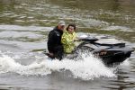 Amsterdam 28 mei 2019
Birgit Schuurman arriveert op een jetski bij cafe de waterkant om daar een gids van Liptonice uit te reiken aan eigenaar van de waterkant.