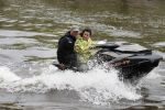 Amsterdam 28 mei 2019
Birgit Schuurman arriveert op een jetski bij cafe de waterkant om daar een gids van Liptonice uit te reiken aan eigenaar van de waterkant.