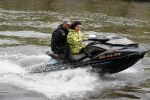 Amsterdam 28 mei 2019
Birgit Schuurman arriveert op een jetski bij cafe de waterkant om daar een gids van Liptonice uit te reiken aan eigenaar van de waterkant.