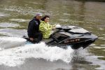 Amsterdam 28 mei 2019
Birgit Schuurman arriveert op een jetski bij cafe de waterkant om daar een gids van Liptonice uit te reiken aan eigenaar van de waterkant.