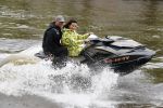 Amsterdam 28 mei 2019
Birgit Schuurman arriveert op een jetski bij cafe de waterkant om daar een gids van Liptonice uit te reiken aan eigenaar van de waterkant.