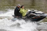 Amsterdam 28 mei 2019
Birgit Schuurman arriveert op een jetski bij cafe de waterkant om daar een gids van Liptonice uit te reiken aan eigenaar van de waterkant.