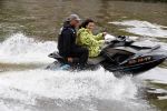 Amsterdam 28 mei 2019
Birgit Schuurman arriveert op een jetski bij cafe de waterkant om daar een gids van Liptonice uit te reiken aan eigenaar van de waterkant.