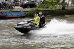 Amsterdam 28 mei 2019
Birgit Schuurman arriveert op een jetski bij cafe de waterkant om daar een gids van Liptonice uit te reiken aan eigenaar van de waterkant.