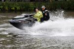 Amsterdam 28 mei 2019
Birgit Schuurman arriveert op een jetski bij cafe de waterkant om daar een gids van Liptonice uit te reiken aan eigenaar van de waterkant.