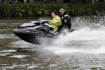 Amsterdam 28 mei 2019
Birgit Schuurman arriveert op een jetski bij cafe de waterkant om daar een gids van Liptonice uit te reiken aan eigenaar van de waterkant.