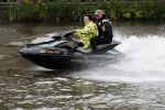 Amsterdam 28 mei 2019
Birgit Schuurman arriveert op een jetski bij cafe de waterkant om daar een gids van Liptonice uit te reiken aan eigenaar van de waterkant.