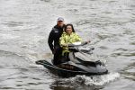 Amsterdam 28 mei 2019
Birgit Schuurman arriveert op een jetski bij cafe de waterkant om daar een gids van Liptonice uit te reiken aan eigenaar van de waterkant.