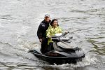Amsterdam 28 mei 2019
Birgit Schuurman arriveert op een jetski bij cafe de waterkant om daar een gids van Liptonice uit te reiken aan eigenaar van de waterkant.