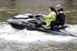 Amsterdam 28 mei 2019
Birgit Schuurman arriveert op een jetski bij cafe de waterkant om daar een gids van Liptonice uit te reiken aan eigenaar van de waterkant.